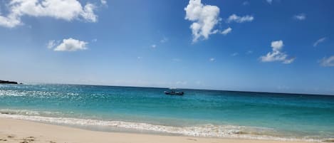 På stranden, solstolar och strandhanddukar