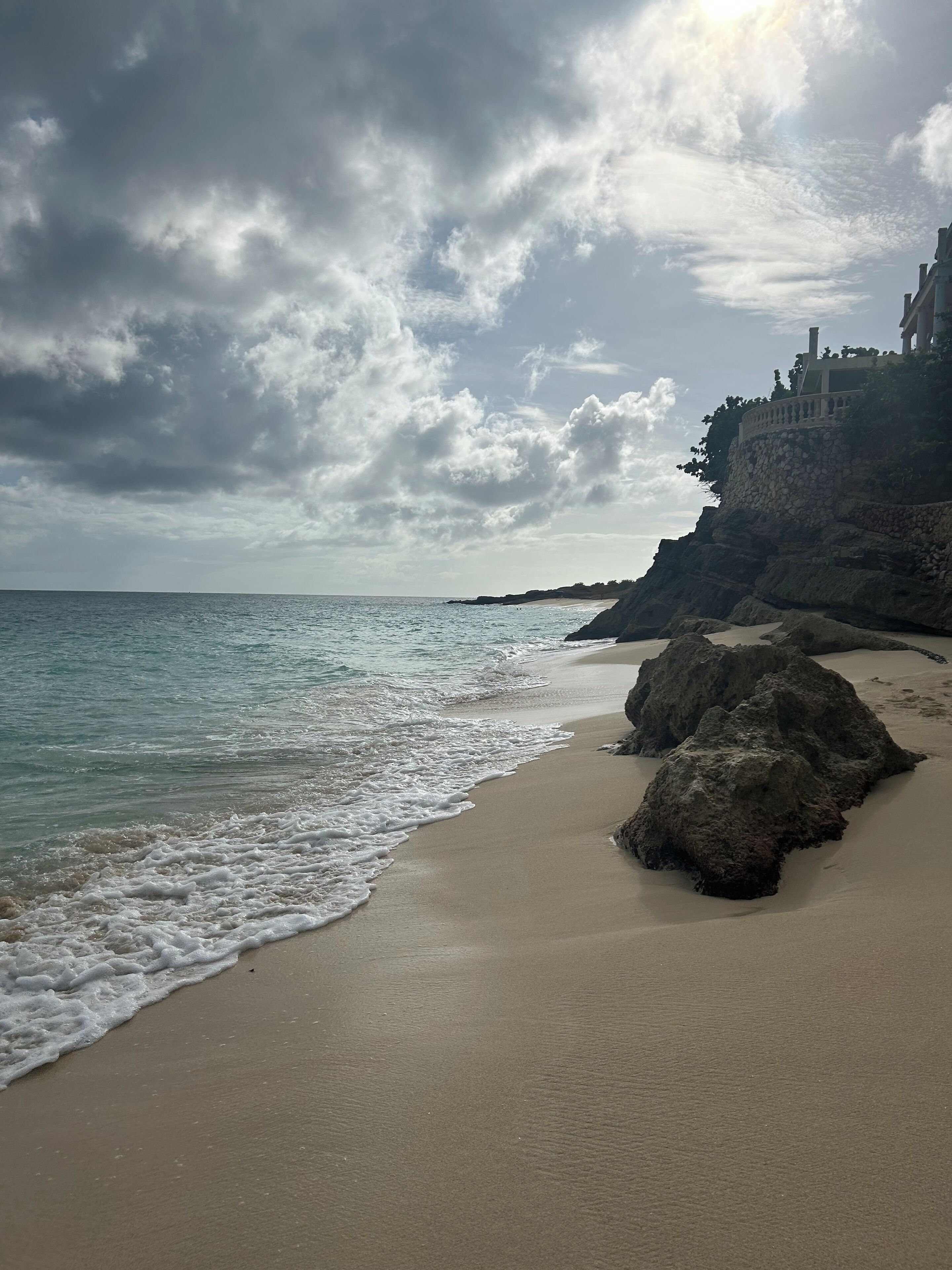 Sur la plage, chaise longue, serviettes de plage