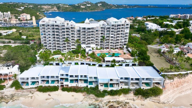 A resort with multiple buildings, a beach, and a pool area. - Holiday House in beautiful Cupecoy (Cupecoy Beach Club)