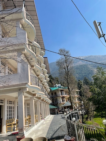 Front of property. Hotel Sky pie