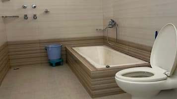 Perhehuone, 2 parisänkyä, vuoristonäköala | Kylpyhuone