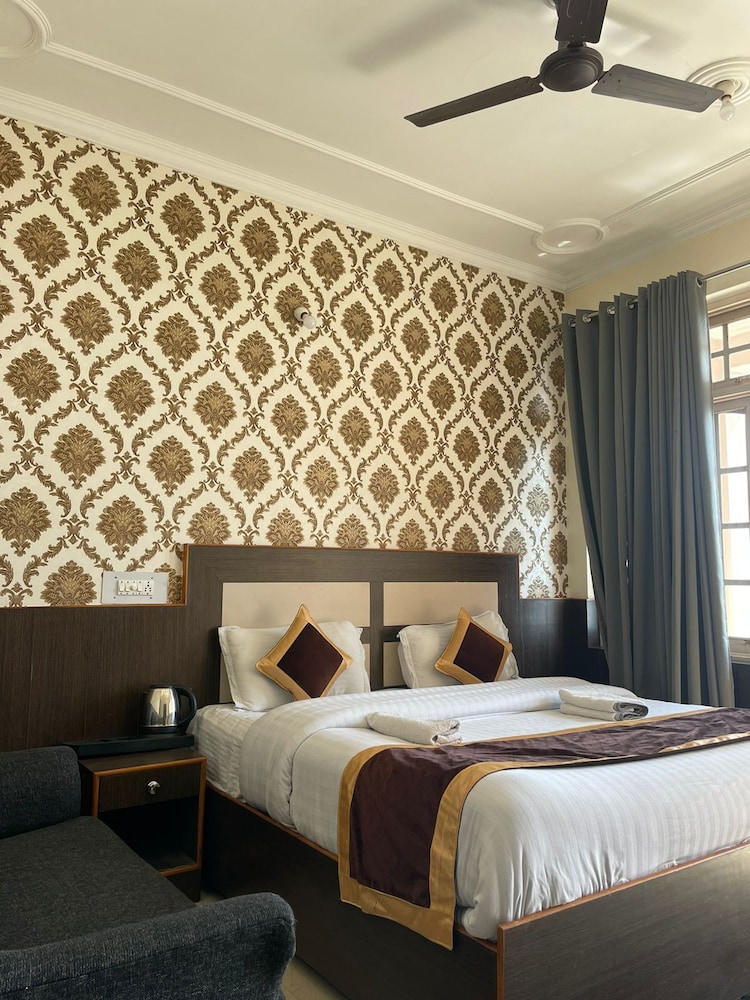 Hotel Sky Pie by null