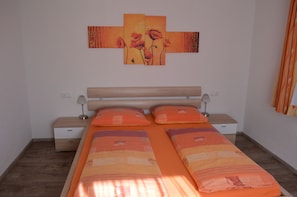 6 bedrooms, iron/ironing board, WiFi, bed sheets