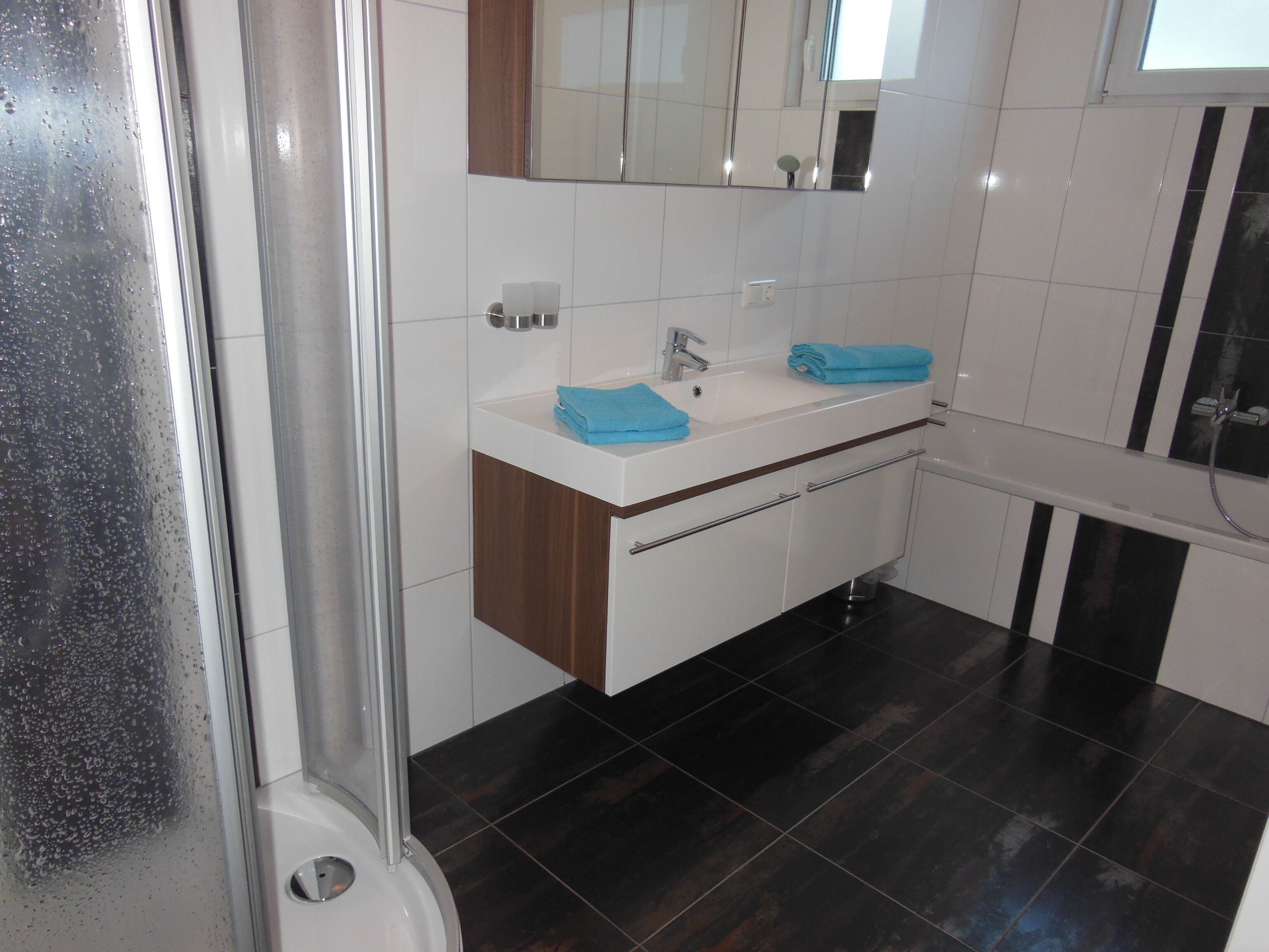 Dusche, Haartrockner, Handtücher, Toilettenpapier