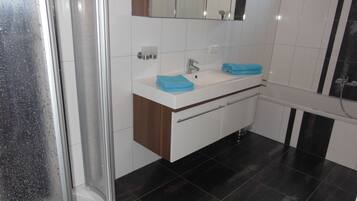 Dusche, Haartrockner, Handtücher, Toilettenpapier
