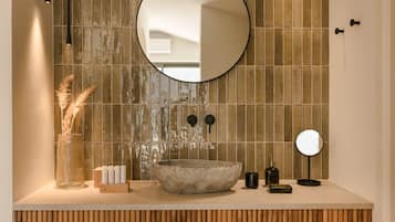 Phòng Suite Elite | Phòng tắm | Máy sấy tóc, áo choàng tắm, dép đi trong nhà, khăn tắm