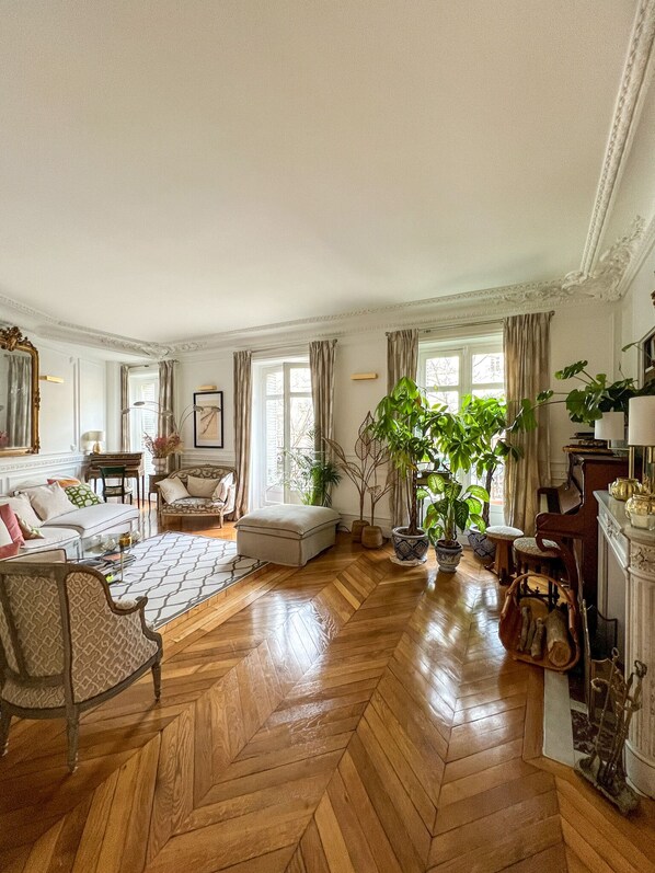 Smart TV - Luxe Haussmannian apartment Odéon / Saint Germain des Prés + Services (Paris)