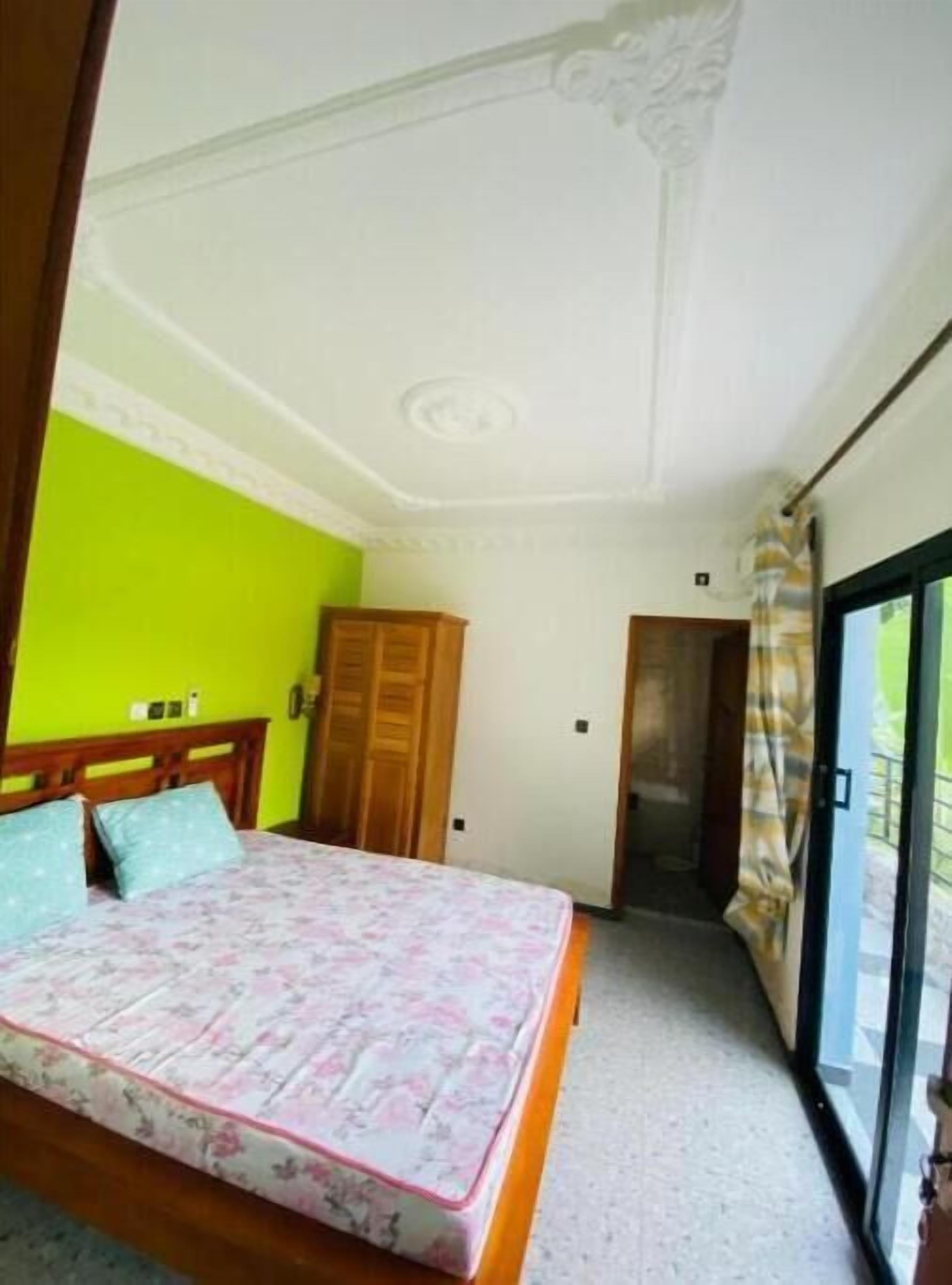 5 bedrooms, WiFi, bed sheets