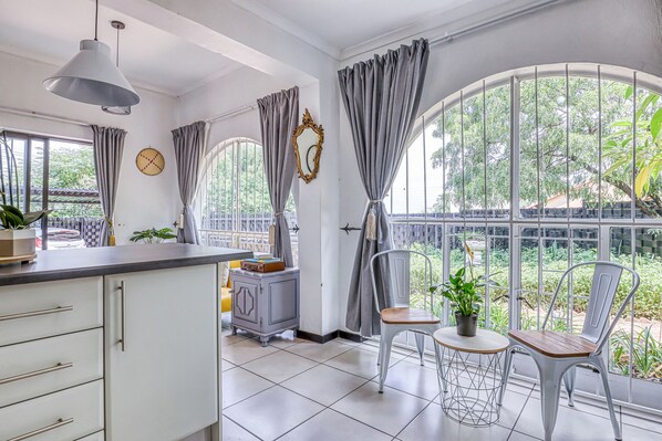 Interior - Chic Midtown Studio-1 Bed-solar-pool-fibre-samrand (Centurion)
