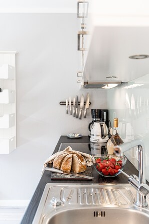 Kühlschrank, Mikrowelle, Ofen, Herdplatte