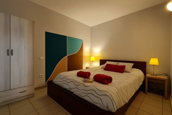 1 bedroom, travel cot, free WiFi, bed sheets