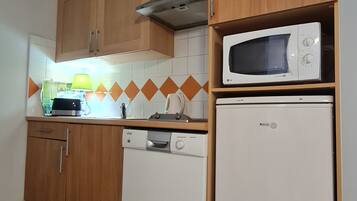 Réfrigérateur, micro-ondes, plaque de cuisson, lave-vaisselle