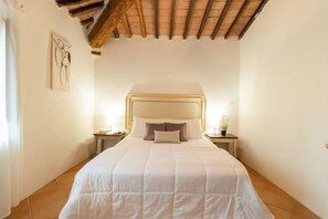 2 dormitorios, caja fuerte, escritorio y tabla de planchar con plancha