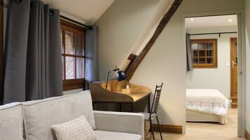 Comfort Room | 1 bedroom, blackout drapes, free WiFi, bed sheets