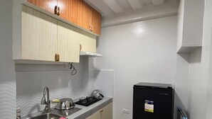 Fridge, microwave, stovetop, dishwasher - PearlDaisy Butuan Transient Home Philippines (Butuan City)
