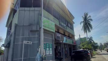 Vista frontal de la propiedad