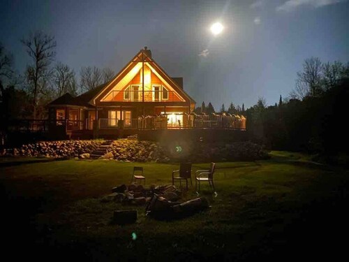 5 Bedroom Waterfront Lake House 