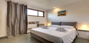 5 habitaciones, escritorio y tabla de planchar con plancha