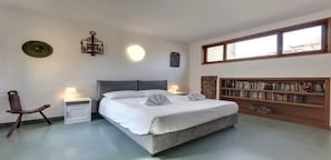 5 bedrooms, desk, iron/ironing board, travel crib