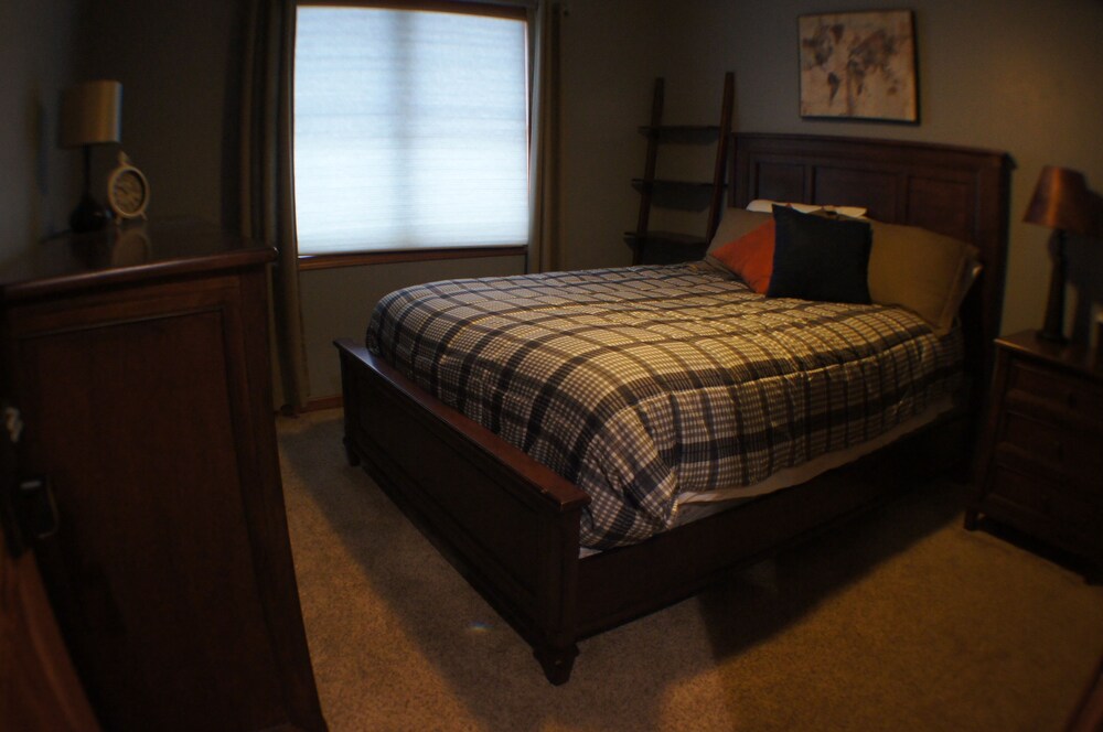 Executive 5 Bedroom Home near EAA Grounds Green Bay, Wisconsin Fox