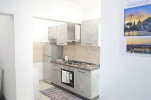 Frigorífico, horno, placa de cocina y utensilios de cocina