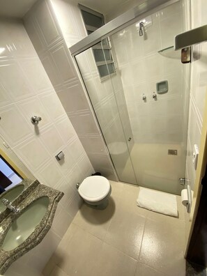 Double Room, 2 Twin Beds | Bathroom | Shower, towels, soap, toilet paper - NORTH HOTEIS (Montes Claros)
