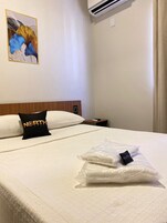 Apartamento standard, vista para a cidade | Escrivaninha, espaço de trabalho para notebook, cortinas blackout