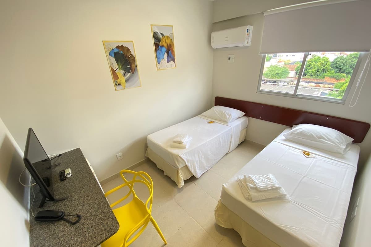 Standaard kamer, 2 eenpersoonsbedden, uitzicht op stad | 1 slaapkamer, een bureau, een laptopwerkplek, verduisterende gordijnen