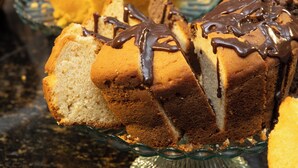 Una torta su un piedistallo di vetro.