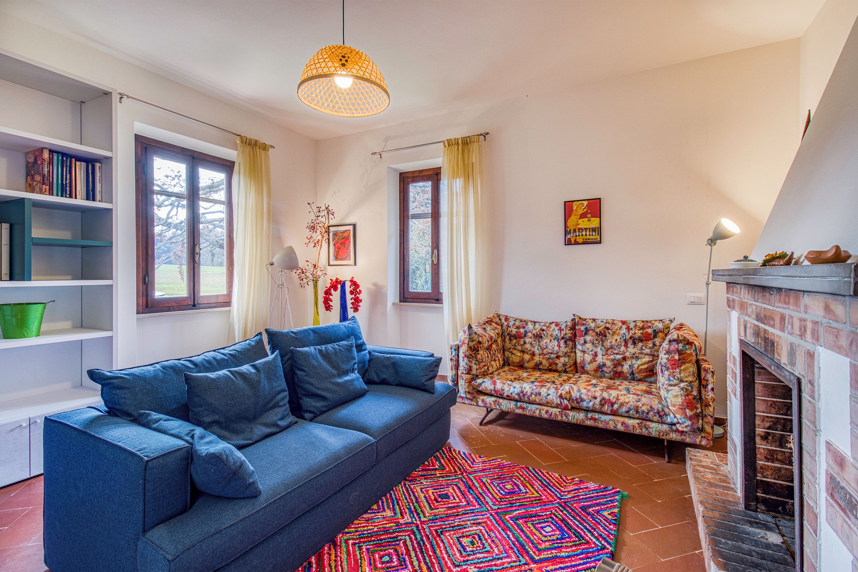 Casa familiar, varias habitaciones, junto a la montaña (La Casa Della Quercia Relax In) | Zona de estar | Smart TV de 21 pulgadas con canales digitales, una chimenea