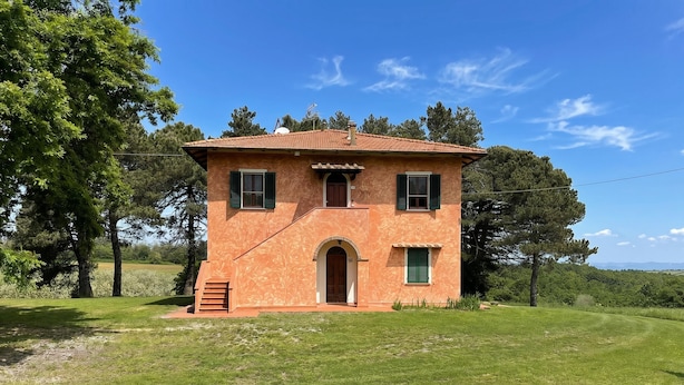 A single-story building with a tiled roof, a central entrance, and a small porch. - La Casa Della Quercia Relax In Tuscany (Montaione)