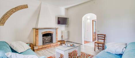 21-Zoll-Smart-TV mit Digitalempfang, Kamin