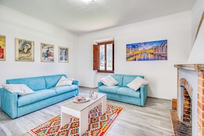 Apartamento família, vários quartos, 2 banheiros, ao lado da montanha (Quercia 2 - Relax in Tuscany) | Área de estar | Smart TV 21 polegadas com canais digitais, lareira