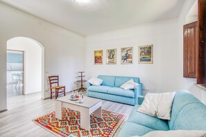 Familieleilighet, flere soverom, 2 bad, ved fjell (Quercia 2 - Relax in Tuscany) | Oppholdsområde | En 21-tommers smart-TV med digitale kanaler samt peis