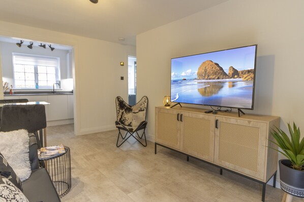 Interior - New 1-bedroom apartment, 1 minute from High Street, with parking (Exeter)