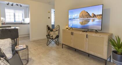New 1-bedroom apartment, 1 minute from High Street, with parking