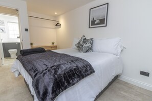 1 bedroom, iron/ironing board, WiFi, bed sheets - New 1-bedroom apartment, 1 minute from High Street, with parking (Exeter)