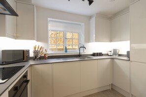 Private kitchen - New 1-bedroom apartment, 1 minute from High Street, with parking (Exeter)