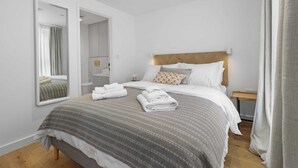 Room - Chic Urban Retreat: Modern Apartment in Eastbourne (East Sussex)