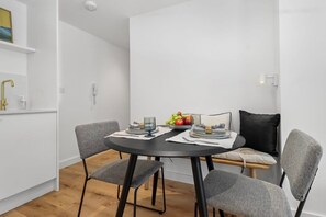 Dining - Seaside Serenity Modern Apartment Close To Beach (Eastbourne)