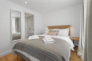1 bedroom, desk, iron/ironing board, WiFi - Seaside Serenity Modern Apartment Close To Beach (Eastbourne)