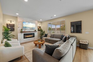 Älytelevisio, takka, työhuone