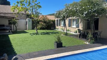 Een verwarmd zwembad