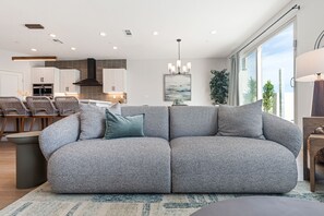 تلفزيون ذكي، مدفأة، كرة قدم الطاولة، مكتب