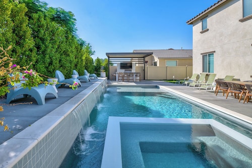 Cloud Nine - Designer style home with an intimate backyard setting