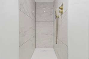 Shower, eco-friendly toiletries, hair dryer, towels - City Escape with a Touch of Class (Eastbourne)