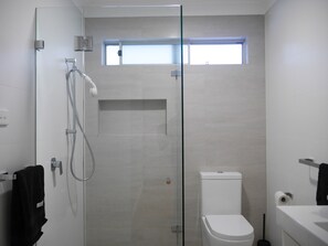 Sèche-cheveux, serviettes fournies, savon, shampoing