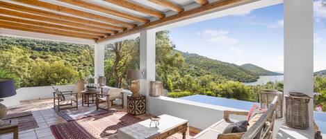 屋外ダイニングエリア