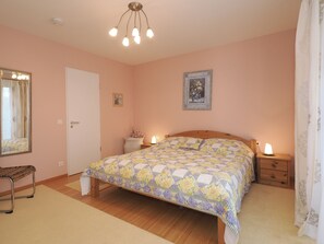 1 habitación, tabla de planchar con plancha, wifi gratis y ropa de cama 