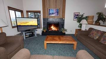 House, 4 Bedrooms | Living area